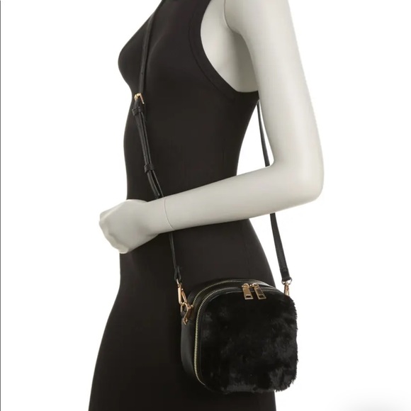 NWT Urban Expressions black faux fur crossbody bag - Picture 3 of 4